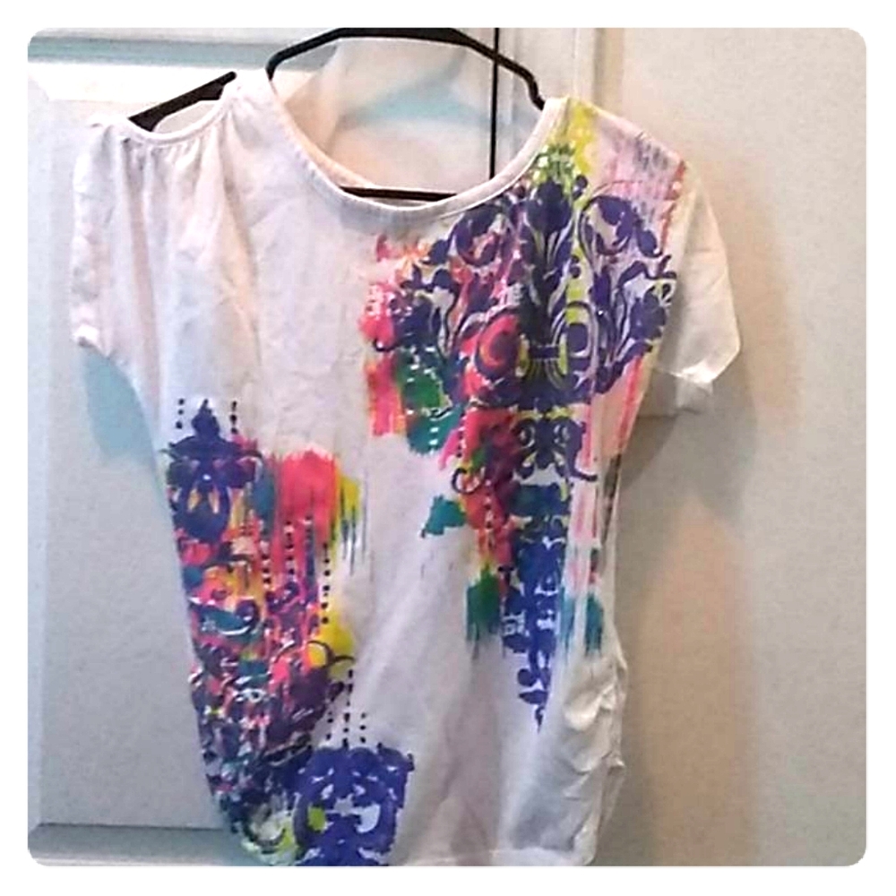 Kids girls white tee. Colorful pattern